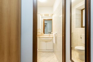 Douche, sèche-cheveux, bidet