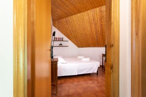 4 Schlafzimmer, Bügeleisen/Bügelbrett