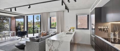 Kjøleskap, mikrobølgeovn, ovn og kokeplater