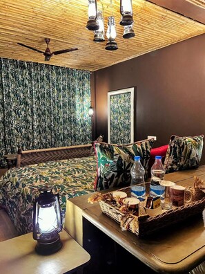 Escritorio y tabla de planchar con plancha 