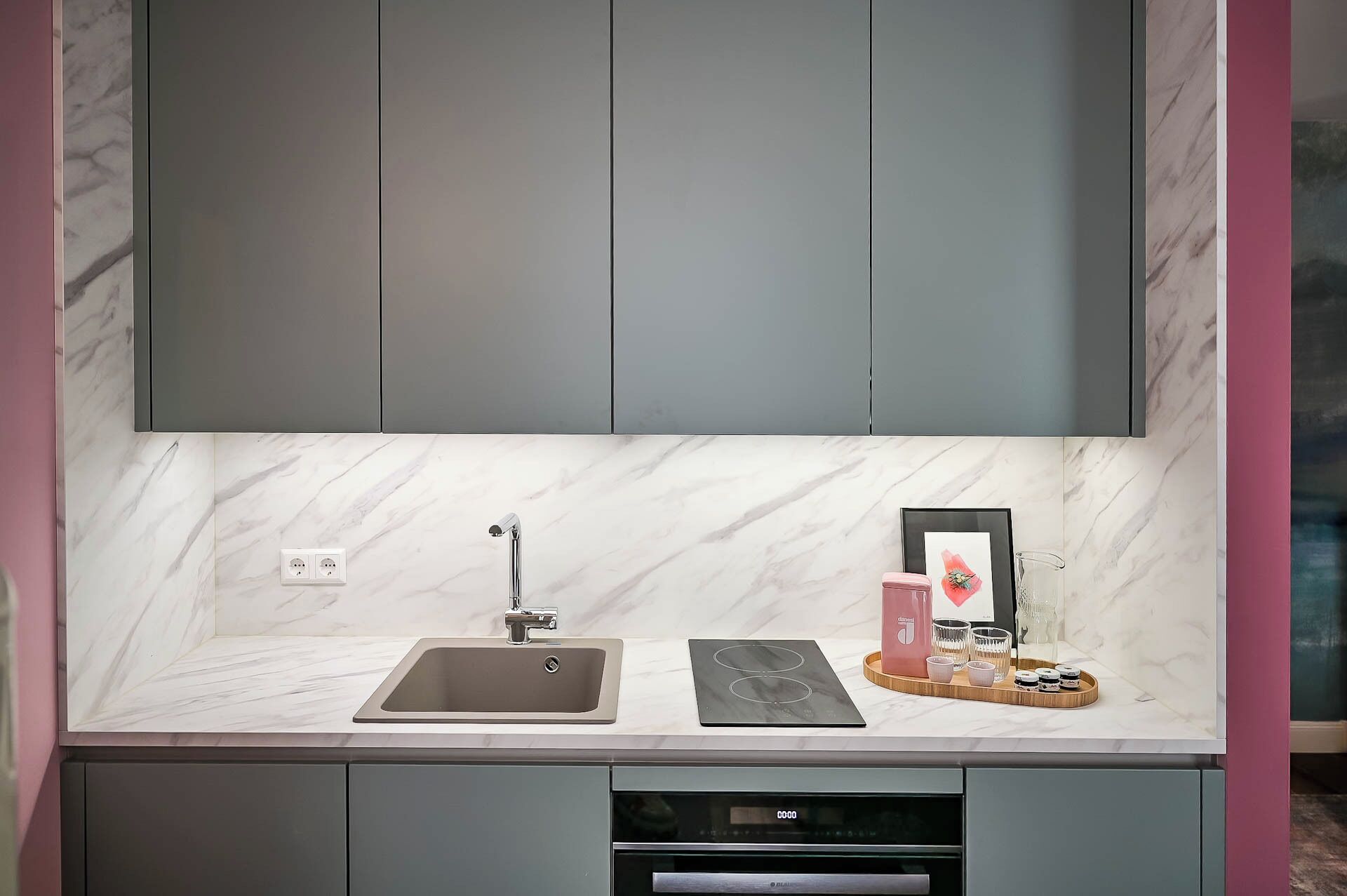 Kylskåp, mikrovågsugn, ugn och spishäll