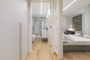 2 bedrooms, travel crib, free WiFi