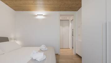 2 bedrooms, travel crib, WiFi (free)