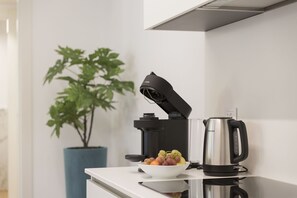 Réfrigérateur, micro-ondes, plaque de cuisson, lave-vaisselle