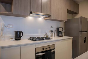 Réfrigérateur, micro-ondes, four, plaque de cuisson