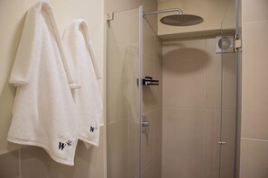 Suihku, hiustenkuivaaja, pyyhkeet