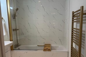 Apartment | Bilik Mandi | Gabungan pancuran/tab mandi, tab mandi rendaman dalam, tuala disediakan 