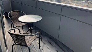 Apartment | Outdoor dining - Sleeps3-balcony-5mintocanarywharf-free Parking (London)