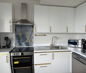 アパートメント | 専用キッチン | 冷蔵庫、電子レンジ、オーブン、コンロ