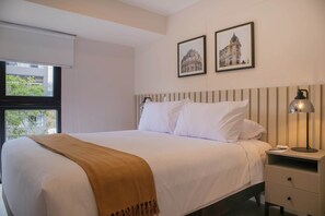 1 dormitori, planxa i posts de planxar, wifi i roba de llit