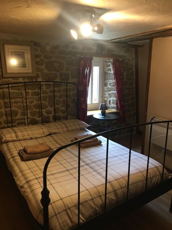 3 bedrooms, iron/ironing board, bed sheets