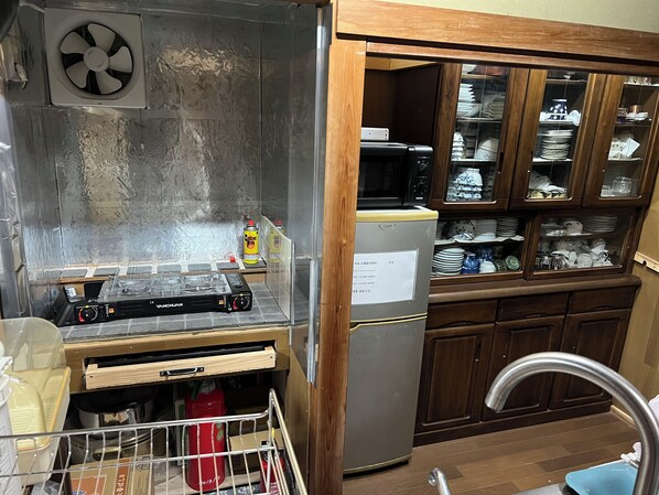 Réfrigérateur, micro-ondes, plaque de cuisson, bouilloire électrique