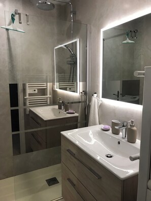 Dusche, Haartrockner, Bidet, Handtücher