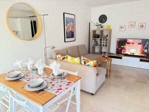 TV - 2-room apartment in Juan-les-Pins, Antibes - terrace, close to the beach (Antibes)