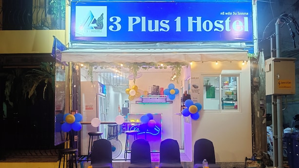 Un hostal con un cartel que dice "3 Plus 1 Hostel".