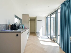 Kühlschrank, Mikrowelle, Herdplatte, Geschirrspüler