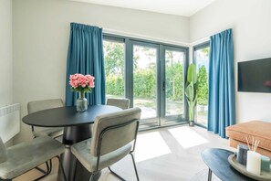 Dining - Welcome to Muralt 110, a modern chalet with everything for a carefree stay. Enjoy the cozy living ro (Scharendijke)