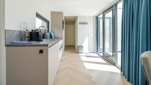 A modern kitchen with a marble countertop, a sink, and a window. - Welcome to Muralt 110, a modern chalet with everything for a carefree stay. Enjoy the cozy living ro (Scharendijke)
