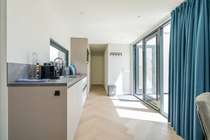 Jääkaappi, mikroaaltouuni, liesi, astianpesukone