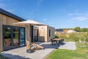 Outdoor dining - Welcome to Muralt 110, a modern chalet with everything for a carefree stay. Enjoy the cozy living ro (Scharendijke)