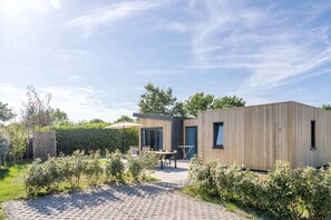 Exterior - Welcome to Muralt 110, a modern chalet with everything for a carefree stay. Enjoy the cozy living ro (Scharendijke)