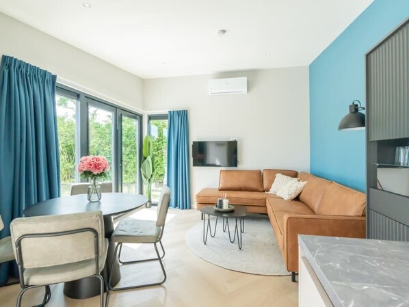 TV - Welcome to Muralt 111, a modern chalet with everything for a carefree stay. Enjoy the cozy living ro (Scharendijke)