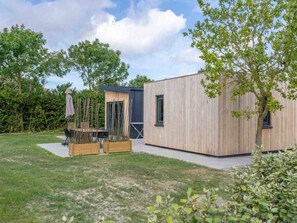 Outdoor dining - Welcome to Muralt 111, a modern chalet with everything for a carefree stay. Enjoy the cozy living ro (Scharendijke)