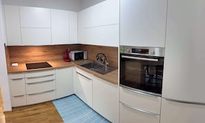 Réfrigérateur, micro-ondes, plaque de cuisson, lave-vaisselle