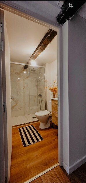 Haartrockner, Handtücher, Toilettenpapier