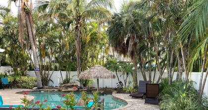 Coconut Breeze 2/2 Condo with Private Heated Pool, 2 Blocks from Beach.