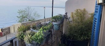 At the gates of the citadel, large T3 sea view