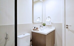 Shower, hair dryer, towels