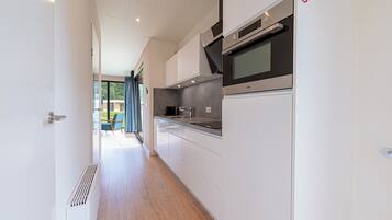 Een koelkast, een magnetron, een kookplaat, een vaatwasser