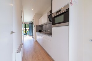 Réfrigérateur, micro-ondes, plaque de cuisson, lave-vaisselle