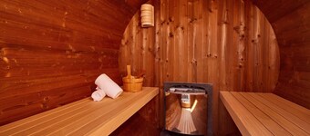 This holiday home with a fully enclosed dog fence, private sauna and hot tub features a cosy, homely living room with open kitchen, 2 bedrooms and a spacious outdoor area.