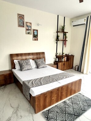 Deluxe Tek Büyük Yataklı Oda, Dağ Manzaralı | Ücretsiz kablosuz İnternet 