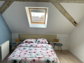 7 habitaciones, tabla de planchar con plancha, cuna de viaje y wifi 