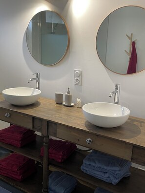 Dusche, Haartrockner, Handtücher, Seife