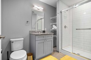 Regadera, secadora de cabello, toallas 