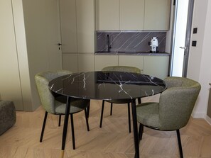 Deluxe-værelse | Privat køkken | Minikøleskab, kogeplade