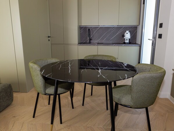 Habitació Deluxe | Cuina privada | Frigorífic petit i placa de cuina