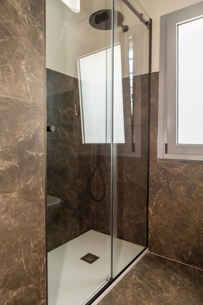 Habitación Deluxe | Baño | Ducha, toallas, jabón y champú