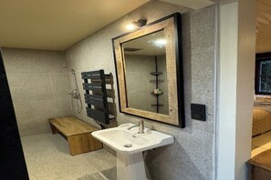 SĂšche-cheveux, serviettes fournies, papier toilette