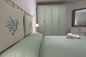 Travel crib