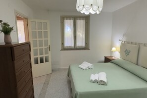 2 Schlafzimmer, Reisekinderbett