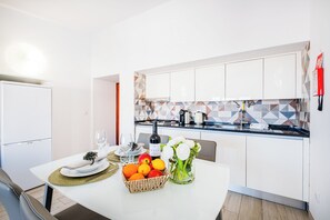 Réfrigérateur, micro-ondes, plaque de cuisson, cafetière/bouilloire