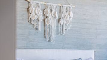 2 bedrooms, desk, WiFi, bed sheets