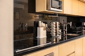 Wasserkocher mit Kaffee-/Teezubehör, Kühlschrank, Mikrowelle, Ofen