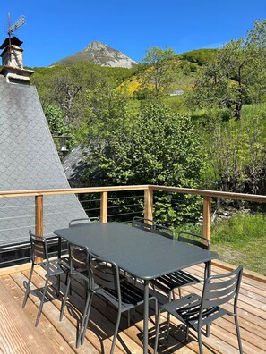 Outdoor dining - Cosy house with sauna in the mountains (Saint-Jacques-des-Blats)