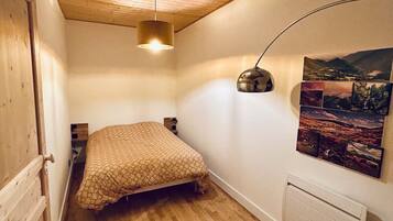 3 bedrooms, travel cot, free WiFi, bed sheets